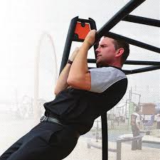 De Swingalong. Hoger segment buiten fitness toestel voor het bovenlichaam.